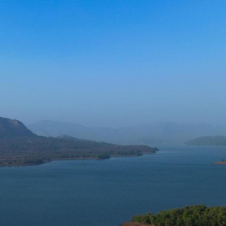 Ekam Lake House By Stayvista With Mountain & Lake Views, Outdoor Jacuzzi, Sauna, Modern Amenities & Kitchen Garden Pune Zewnętrze zdjęcie