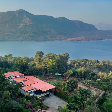 Ekam Lake House By Stayvista With Mountain & Lake Views, Outdoor Jacuzzi, Sauna, Modern Amenities & Kitchen Garden Pune Zewnętrze zdjęcie
