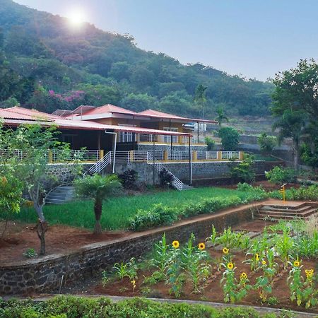 Ekam Lake House By Stayvista With Mountain & Lake Views, Outdoor Jacuzzi, Sauna, Modern Amenities & Kitchen Garden Pune Zewnętrze zdjęcie