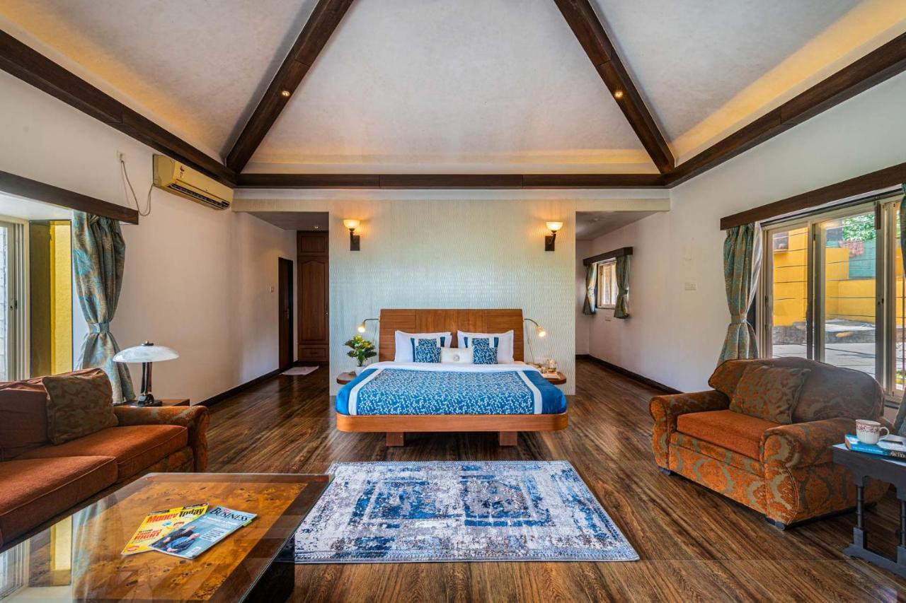 Ekam Lake House By Stayvista With Mountain & Lake Views, Outdoor Jacuzzi, Sauna, Modern Amenities & Kitchen Garden Pune Zewnętrze zdjęcie