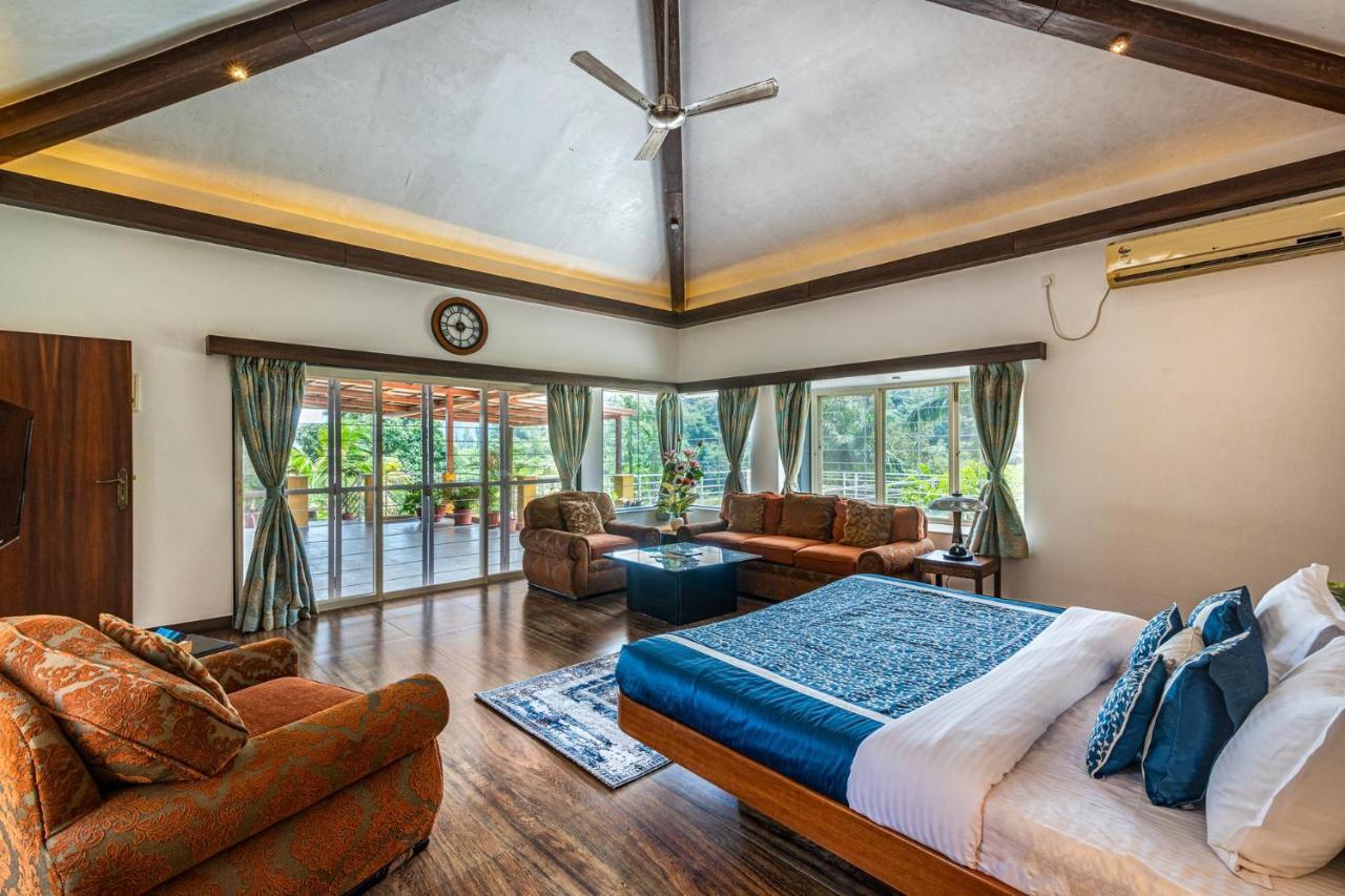 Ekam Lake House By Stayvista With Mountain & Lake Views, Outdoor Jacuzzi, Sauna, Modern Amenities & Kitchen Garden Pune Zewnętrze zdjęcie