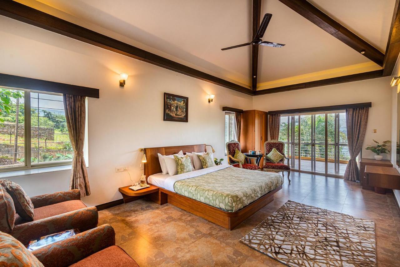 Ekam Lake House By Stayvista With Mountain & Lake Views, Outdoor Jacuzzi, Sauna, Modern Amenities & Kitchen Garden Pune Zewnętrze zdjęcie