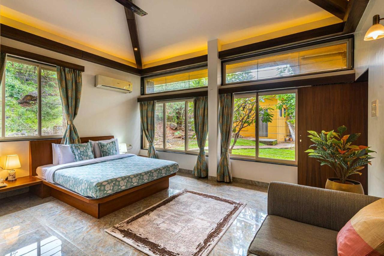 Ekam Lake House By Stayvista With Mountain & Lake Views, Outdoor Jacuzzi, Sauna, Modern Amenities & Kitchen Garden Pune Zewnętrze zdjęcie