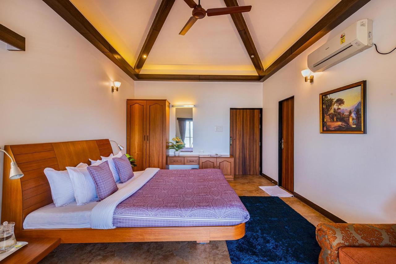 Ekam Lake House By Stayvista With Mountain & Lake Views, Outdoor Jacuzzi, Sauna, Modern Amenities & Kitchen Garden Pune Zewnętrze zdjęcie