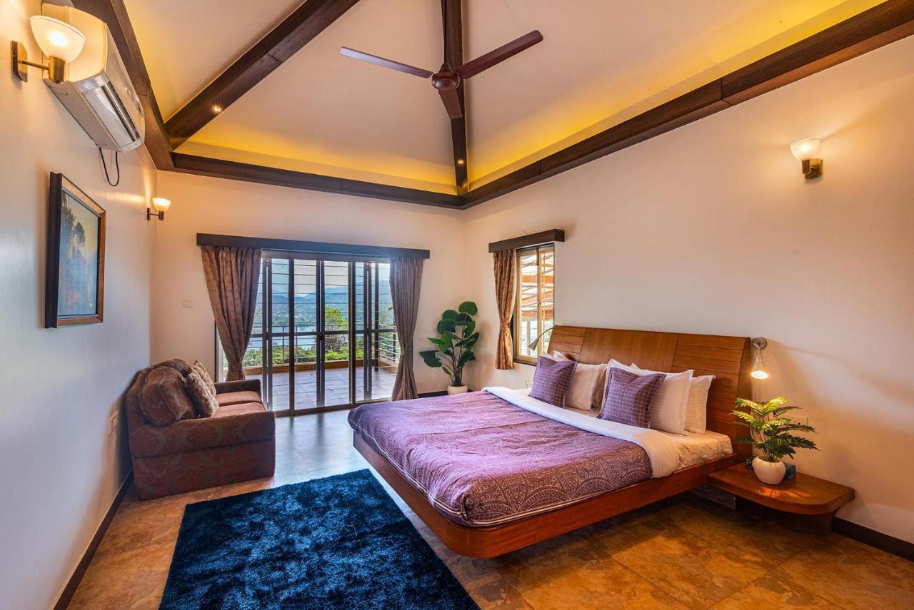 Ekam Lake House By Stayvista With Mountain & Lake Views, Outdoor Jacuzzi, Sauna, Modern Amenities & Kitchen Garden Pune Zewnętrze zdjęcie