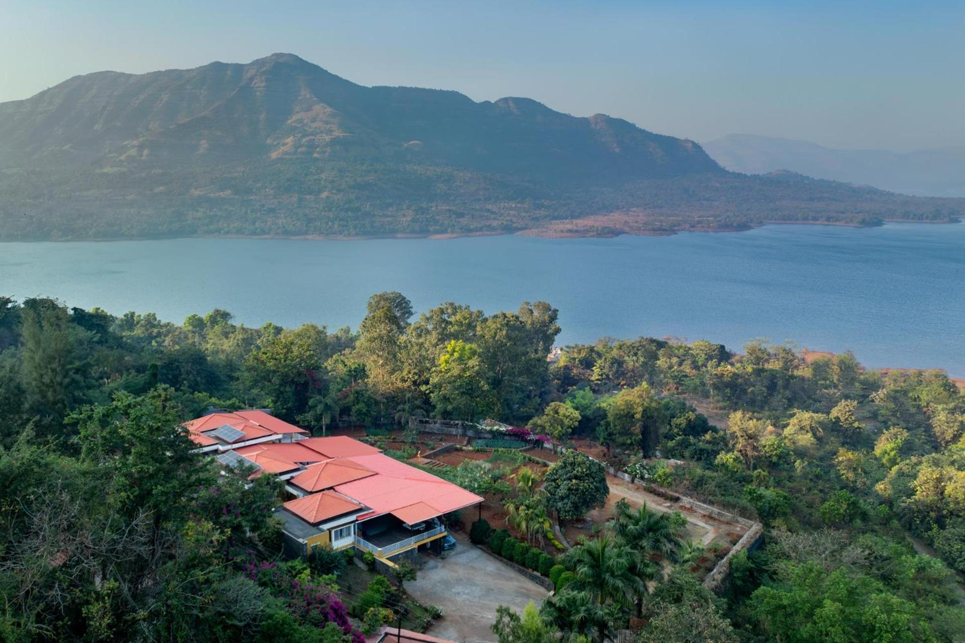 Ekam Lake House By Stayvista With Mountain & Lake Views, Outdoor Jacuzzi, Sauna, Modern Amenities & Kitchen Garden Pune Zewnętrze zdjęcie