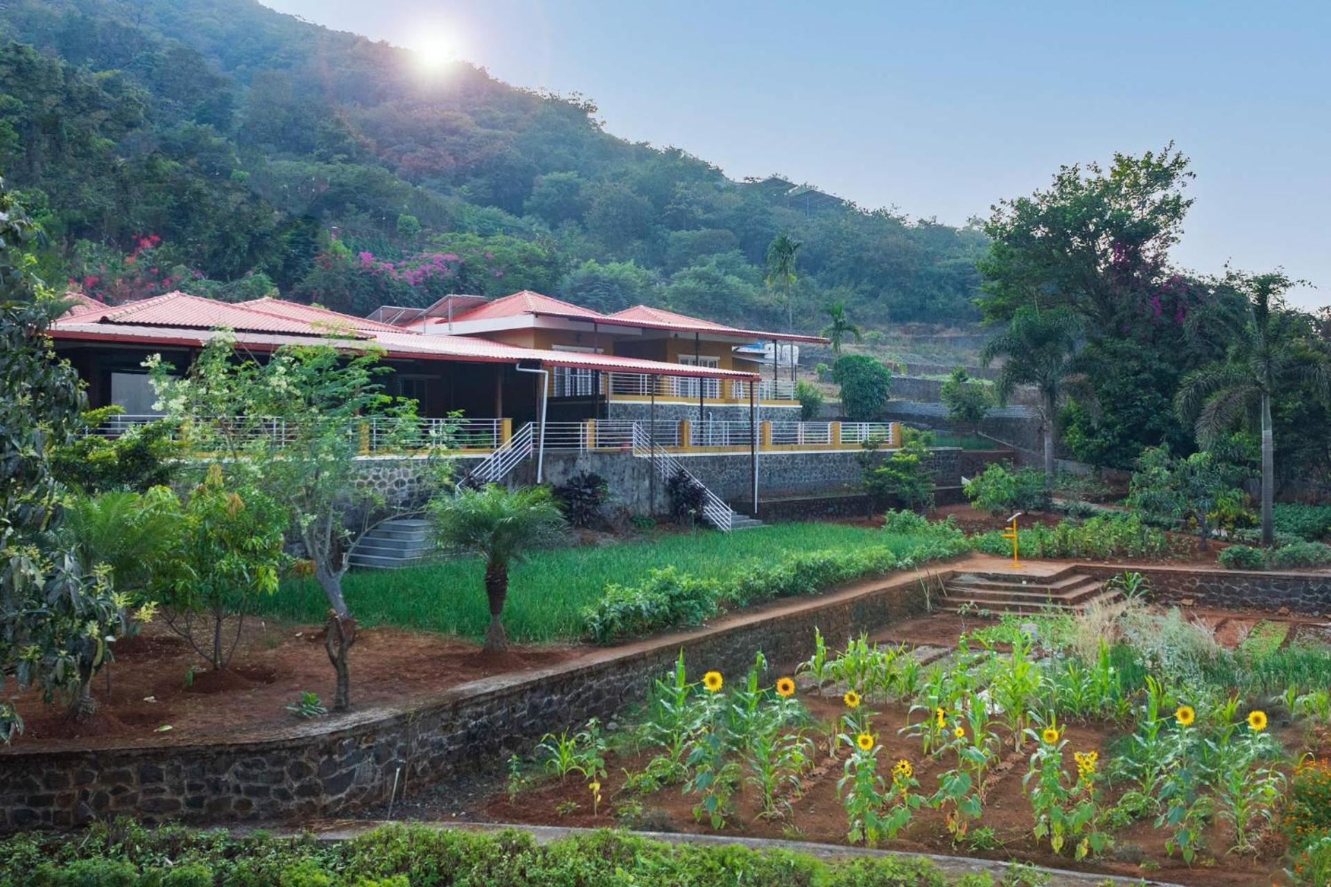 Ekam Lake House By Stayvista With Mountain & Lake Views, Outdoor Jacuzzi, Sauna, Modern Amenities & Kitchen Garden Pune Zewnętrze zdjęcie