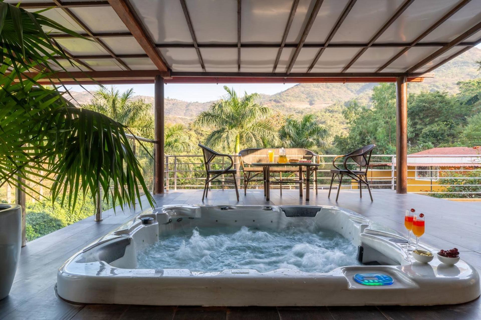 Ekam Lake House By Stayvista With Mountain & Lake Views, Outdoor Jacuzzi, Sauna, Modern Amenities & Kitchen Garden Pune Zewnętrze zdjęcie